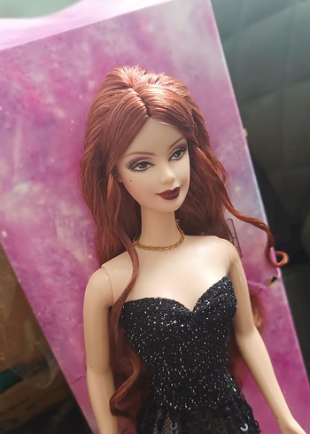 Barbie Siyah Mini Elbiseli Bebek