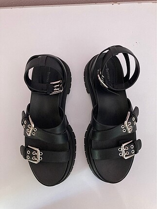 Bershka Siyah Tokalı Platform Sandaler