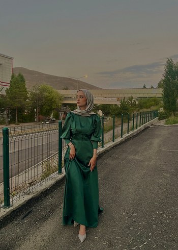 Abiye Uzun Parlak Yeşil Salaş Saten Elbise