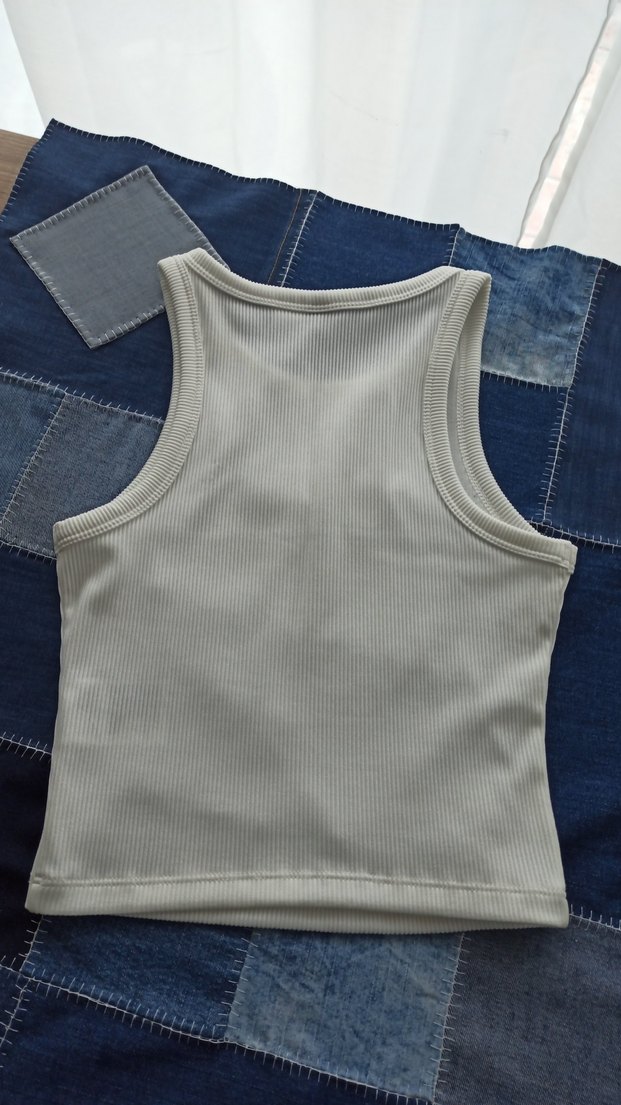 Yüksek Yakalı Beyaz Kolsuz Kadın Atlet - Görsel 4