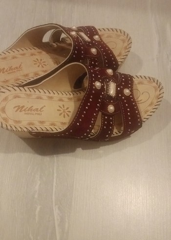 Bordo Nakışlı Tokalı Kadın Dolgu Topuk Terlik - Görsel 2