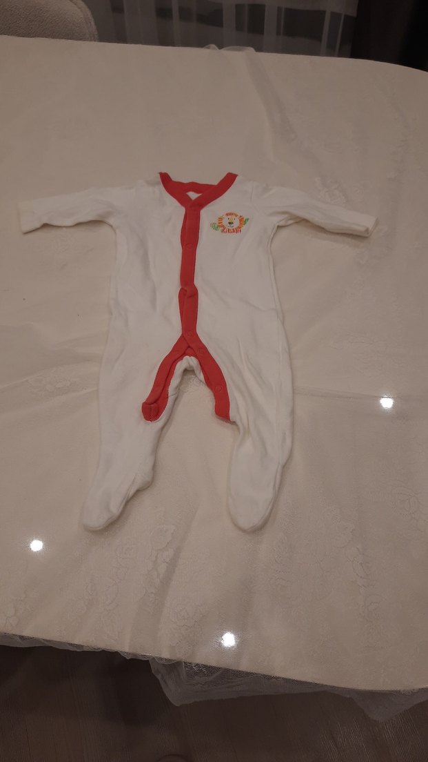 Düğmeli Beyaz Nakışlı Bebek Tulumu - Görsel 2