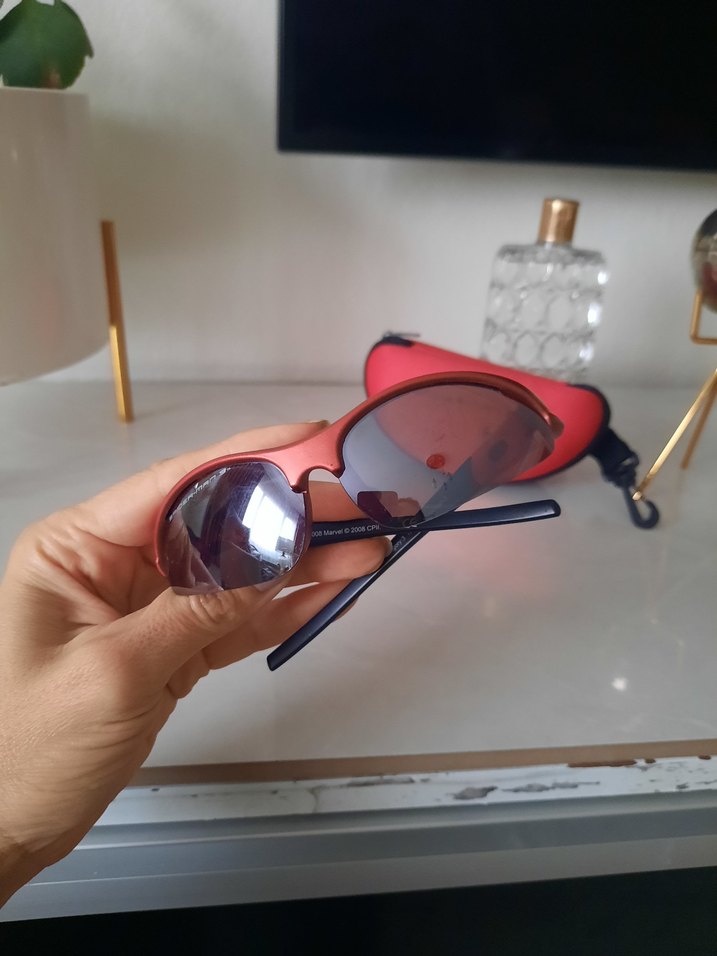 Kırmızı Fermuarlı Kadın Güneş Gözlüğü - Görsel 2