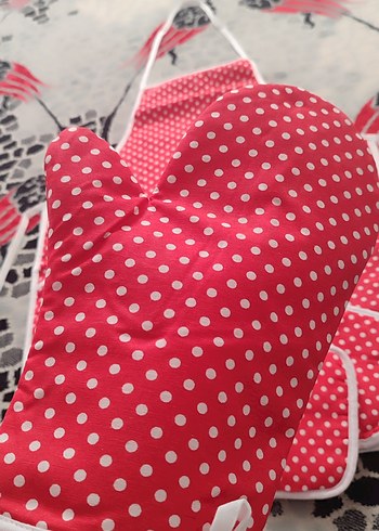 Kırmızı Puantiyeli Mutfak Önlüğü - Görsel 3