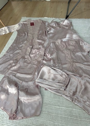 Bej Parlak Uzun Kollu Vintage Saten Pijama Takımı