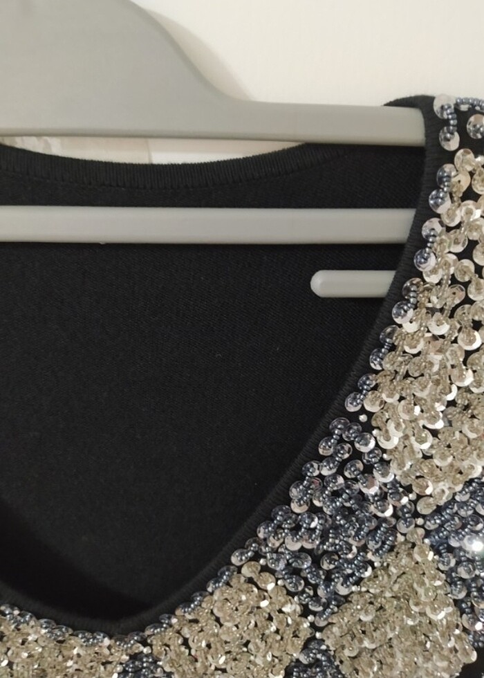 Pullu taşlı v yaka triko - Görsel 3