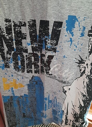 l Beden gri Renk New York baskılı, ? Pamuklu tişört.