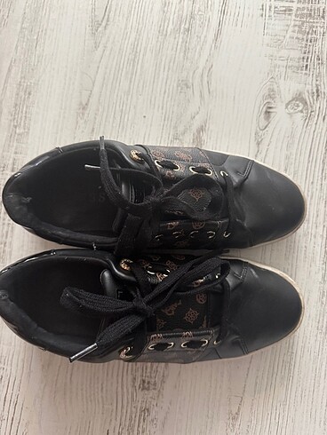 39 Beden siyah Renk Guess marka siyah logolu sneaker