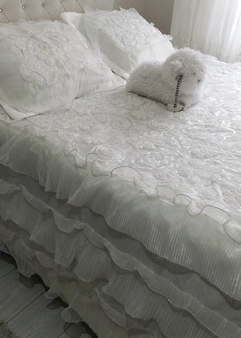 Nakışlı Beyaz Yatak Örtüsü - Görsel 3