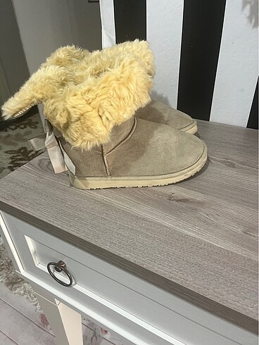 UGG içi yünlü arkası kurdeleli bağlamalı