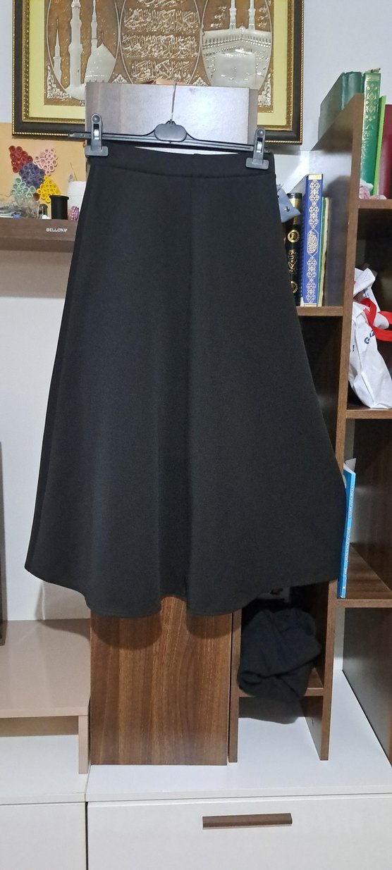 Uzun Siyah Dökümlü Gotik Etek 85
BEL  33 - Görsel 2