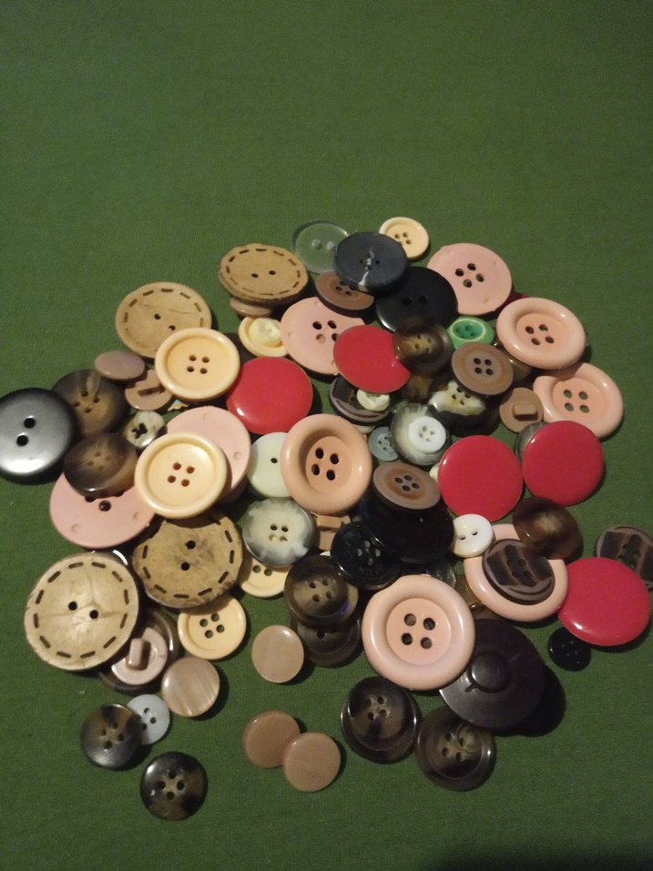 Karışık Renk ve Boyutta Düğmeler - Görsel 2