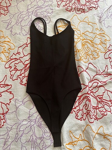 Bershka body sırt dekolteli