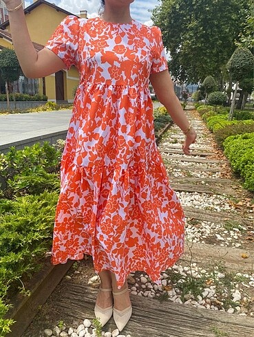 Turuncu çiçekli elbise