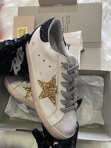 Golden Goose Deluxe Golden goose