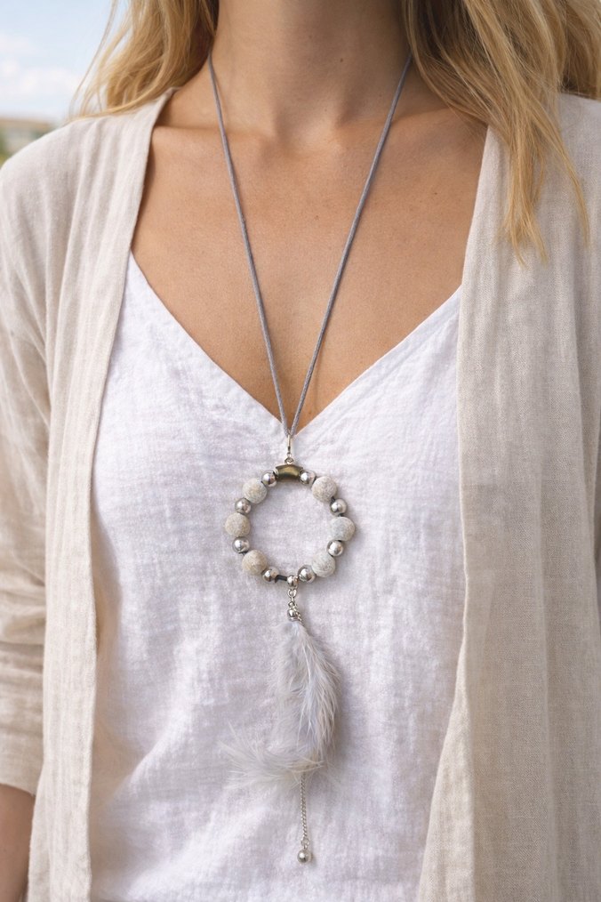 Gri Boncuklu Tüy Detaylı Bohem Kolye - Görsel 3