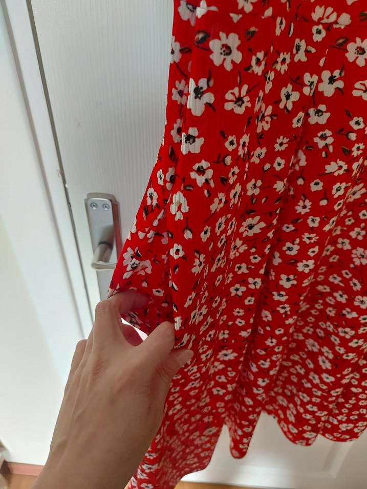 kırmızı çiçekli elbise - Görsel 4
