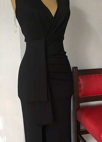 Boyun askılı siyah yırtmaçlı elbise 