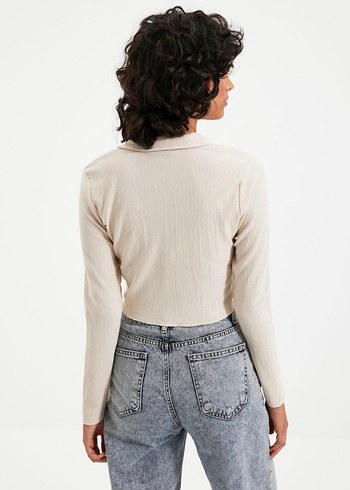 taş düğmeli polo yaka bürümcük kumaş bluz - Görsel 2