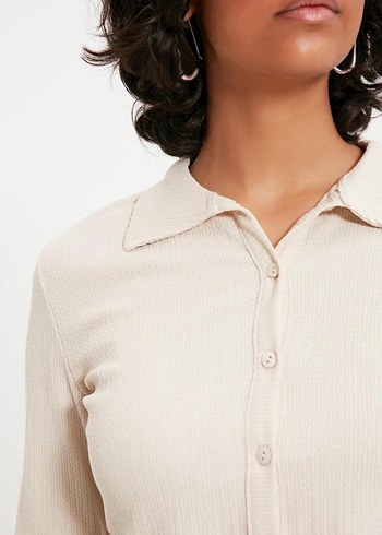 taş düğmeli polo yaka bürümcük kumaş bluz - Görsel 4