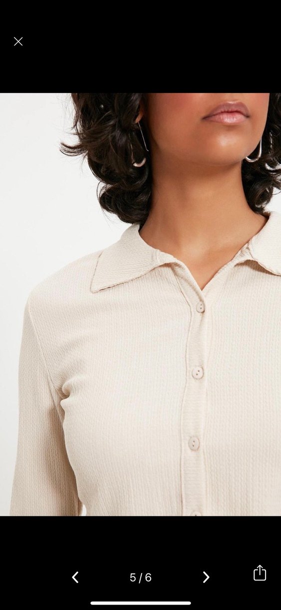 taş düğmeli polo yaka bürümcük kumaş bluz - Görsel 4