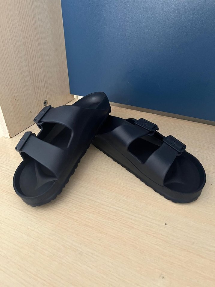 Siyah Tokalı Kauçuk Terlik - Görsel 2