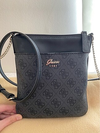 Guess Postacı Çantası