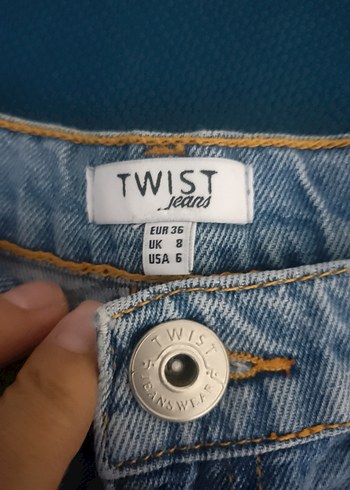 36 Beden Twist Nakışlı Mavi Mini Kot Şort