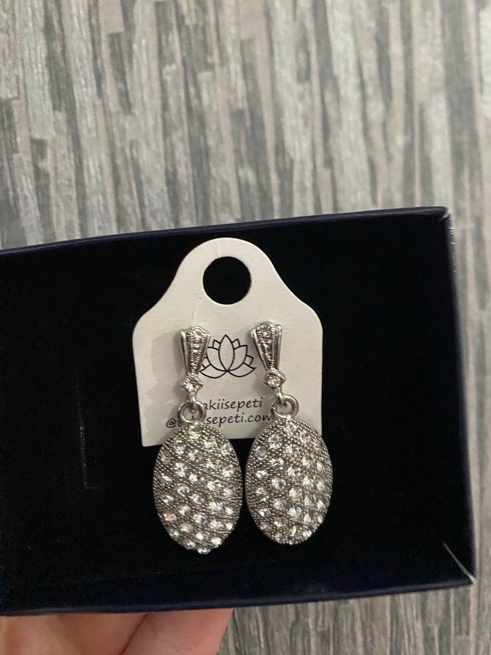 Parlak Beyaz Mini Payetli Kadın Küpeler - Görsel 2