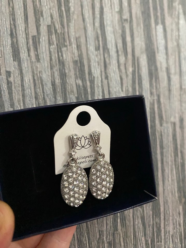 Parlak Beyaz Mini Payetli Kadın Küpeler - Görsel 4