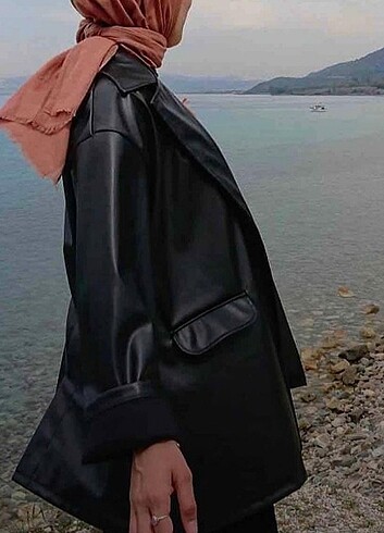 Siyah deri ceket
