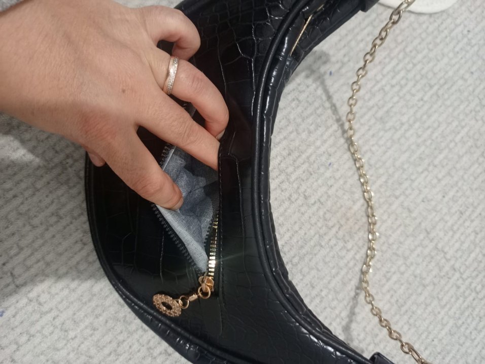 Siyah Deri Yılan Desenli Zincirli Çanta - Görsel 3