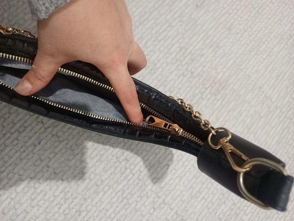 Siyah Deri Yılan Desenli Zincirli Çanta - Görsel 4