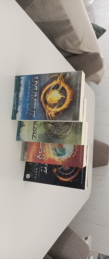  Beden Uyumsuz Serisi -Veronica Roth 