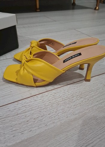 Nine West Nine West Sarı Fiyonk Detaylı Stiletto Terlik