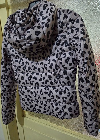 Gri Leopar Desenli Kısa Kadın Mont - Görsel 3
