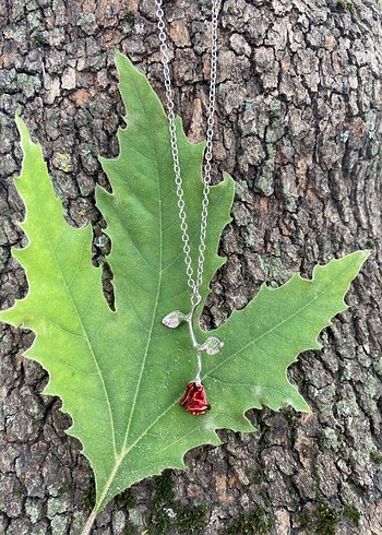 Zincir Detaylı Kırmızı Gül Kolye - Görsel 2