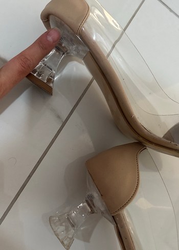38 Beden Şeffaf Detaylı Bej Topuklu Ayakkabı