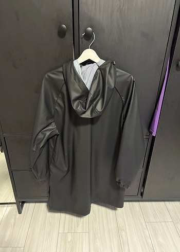 Düğmeli Siyah Deri Görünümlü Midi Yağmurluk - Görsel 2