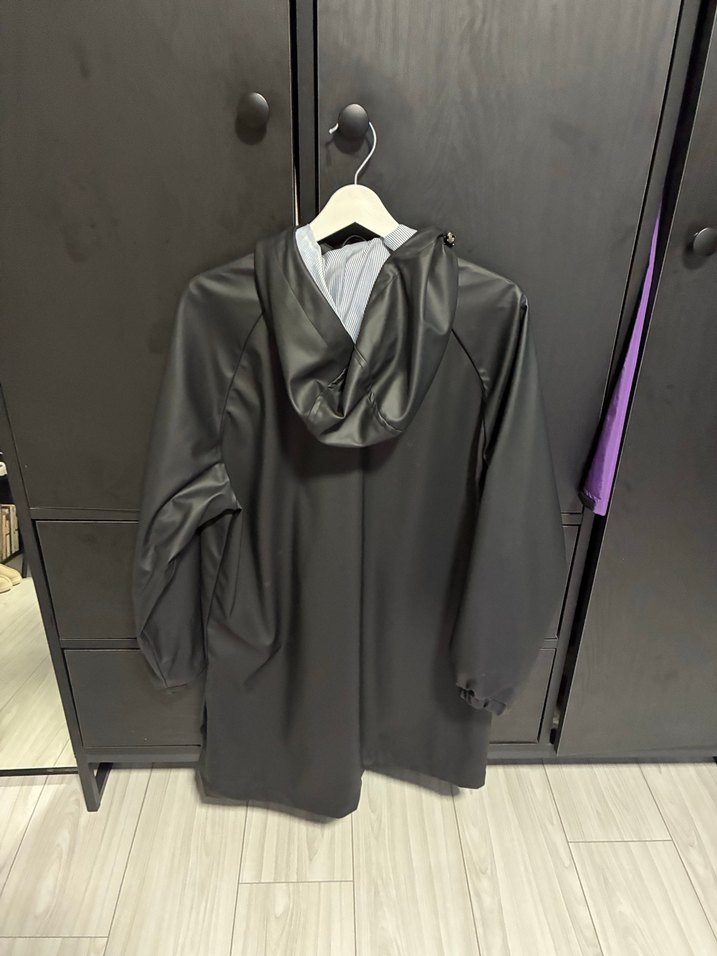 Düğmeli Siyah Deri Görünümlü Midi Yağmurluk - Görsel 2