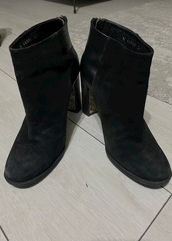 Siyah Topuklu Kadın Bot - Görsel 2