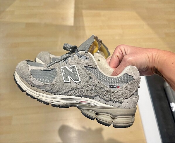 New Balance 2002R Lifestyle kendinden yırtıklı