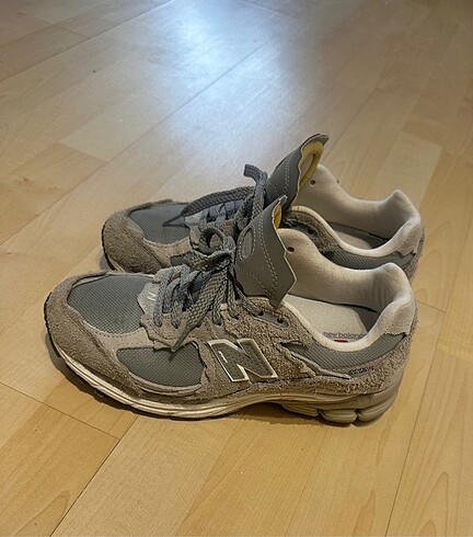 38,5 Beden New Balance 2002R Lifestyle kendinden yırtıklı