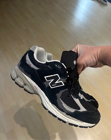 38,5 Beden New Balance 2002R Lifestyle kendinden yırtıklı