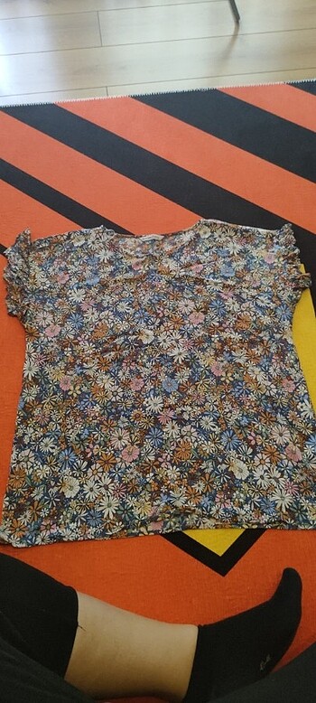 Yazlık kolları fırfırlı çiçekli yazlık kadın tişört