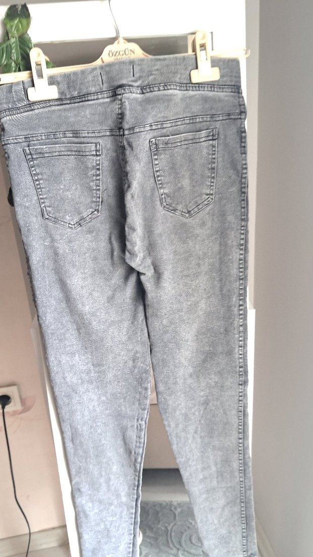 Gri Kadın Denim Kemerli Dar Kesim Pantolon - Görsel 4