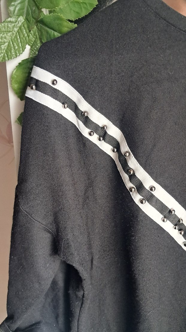 Siyah Zincir Detaylı V Yaka Kadın Kazak - Görsel 4