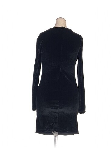 m Beden PreLoved Kısa Elbise %70 İndirimli.