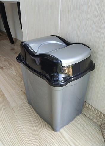Diğer Plastik Gri Çöp Kutusu. 