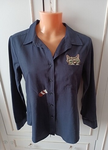 Kedi figürlü lacivert gömlek 